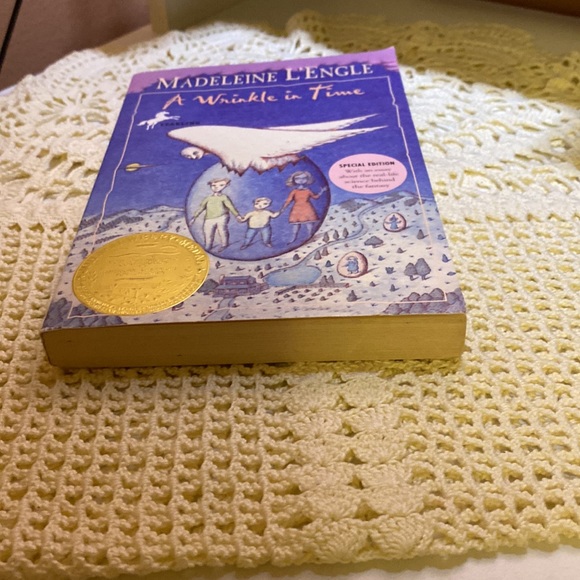 A Wrinkle in Time by Madeleine L’Engle paperback - Picture 5 of 6